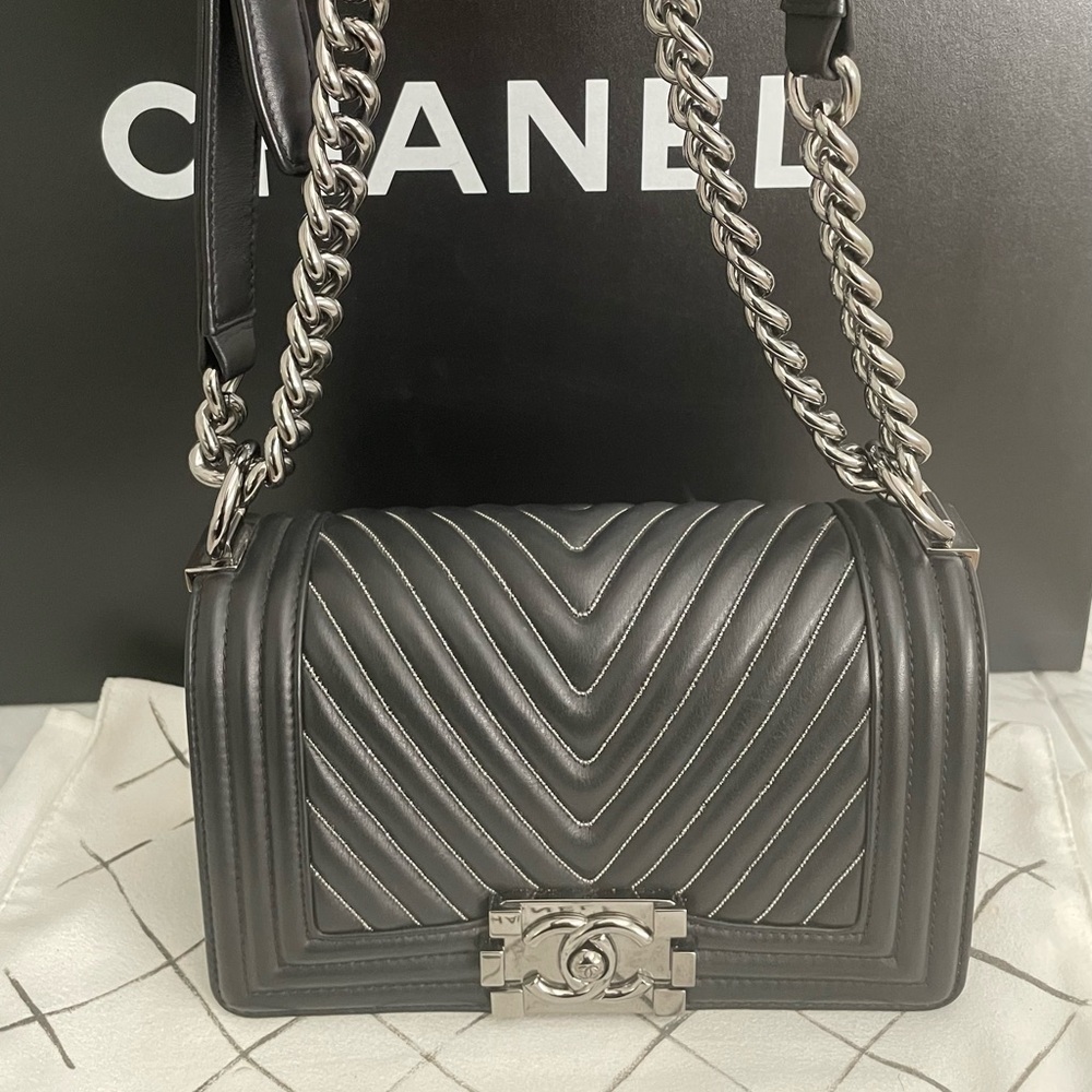 CHANEL CLASSIC CHEVRON CALFSKIN BOY FLAP W/ LIMITED EDITION MICRO CHAIN DETAIL